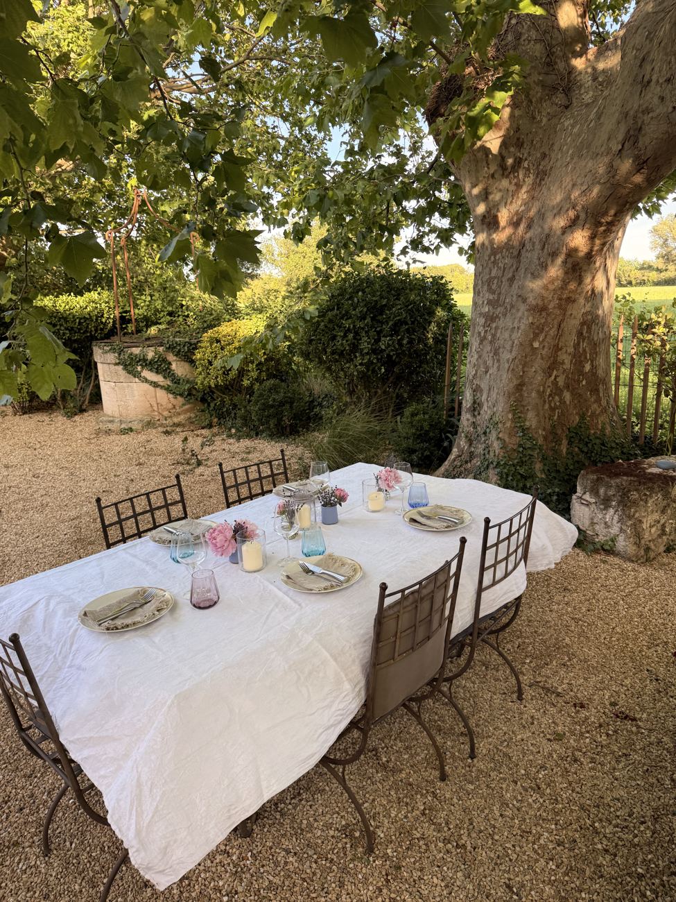 The white table, waiting