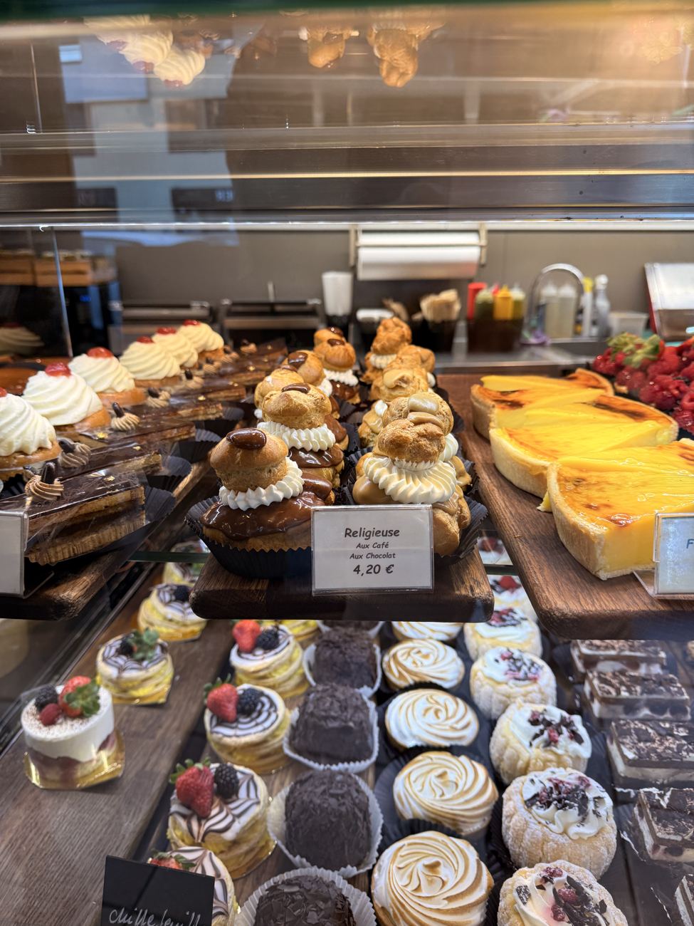 The last patisserie counter, departure morning