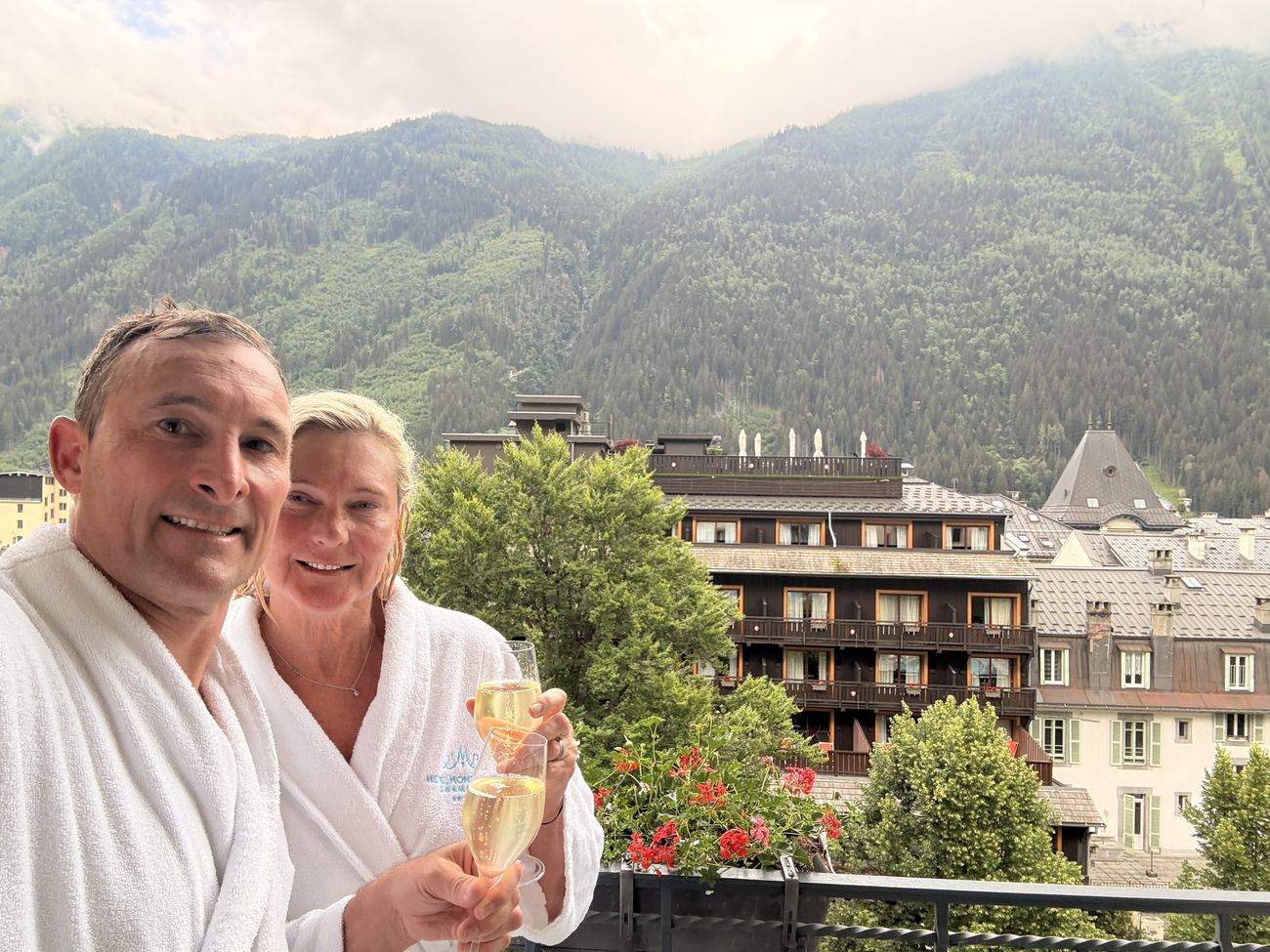 Champagne, robes, mountains
