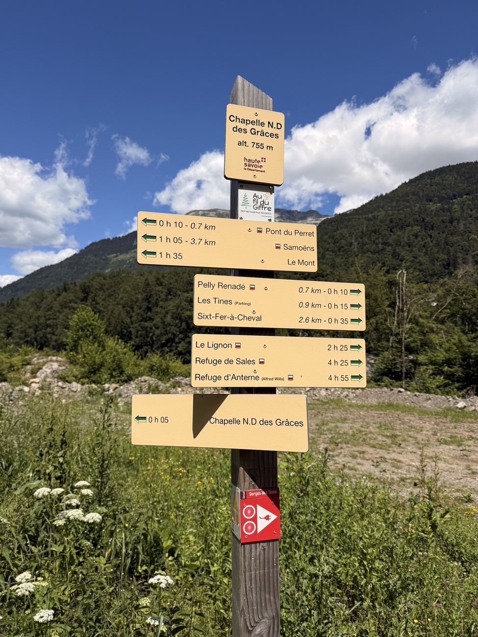 Signs to Sixt-Fer-à-Cheval