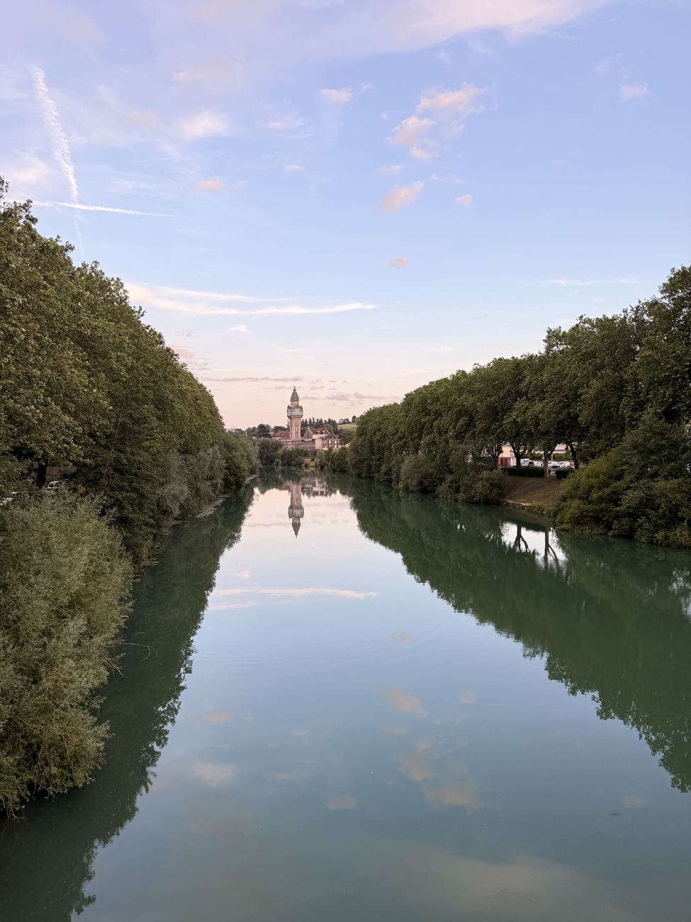The canal, holding still