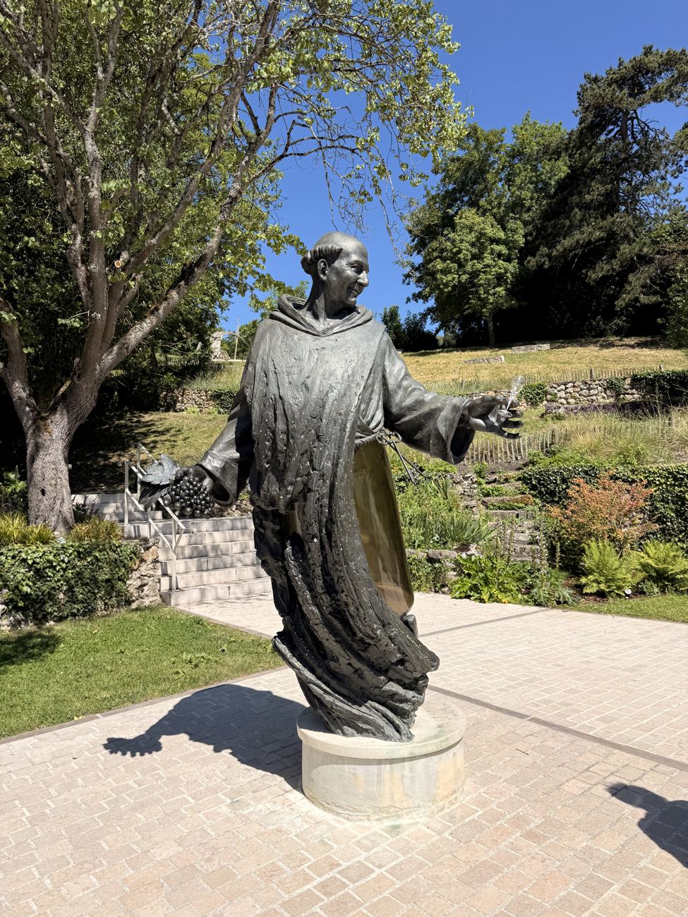 Dom Pérignon, arms open