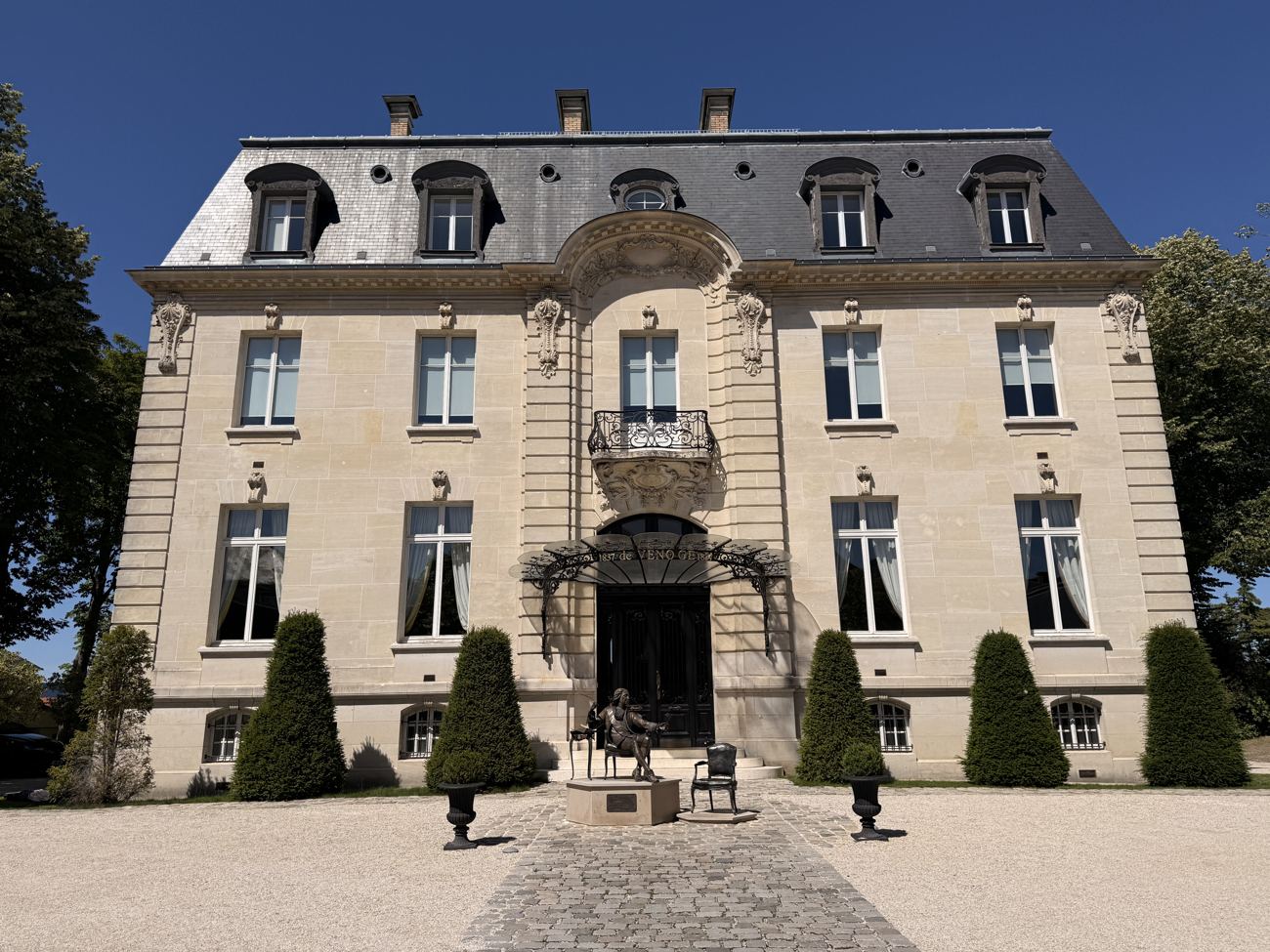 The maison, straight-backed